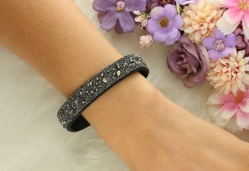 Elegancka bransoletka Swarovski Spark Alcantara BA 100-1 01 wykonana z czarnej alcantary, zdobiona kryształkami Swarovskiego. Długość 20 cm, z certyfikatem autentyczności.4.jpg